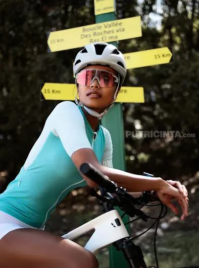 Putri Cinta Gets Naked On The Bike Trail
