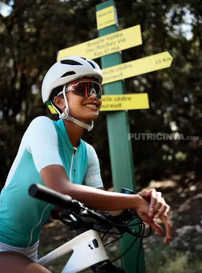 Putri Cinta Gets Naked On The Bike Trail