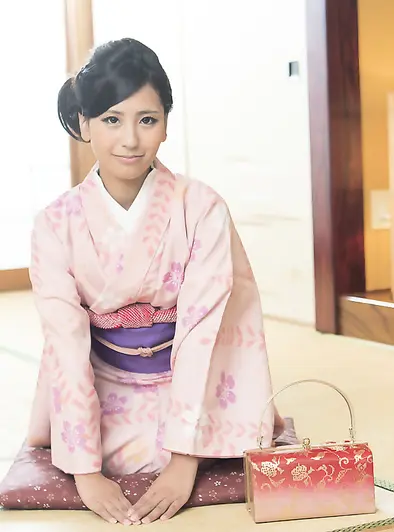 Honoka Suzunami Looks Cute In Kimono And Race Queen