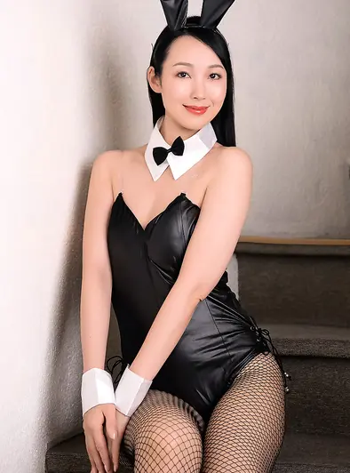 Reina Sakuragi Keeps Smiling Through Every Hot Outfit