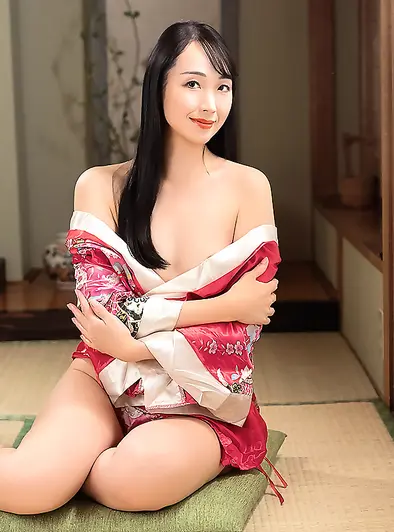 Reina Sakuragi Keeps Smiling Through Every Hot Outfit
