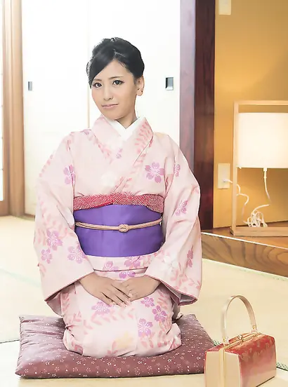 Honoka Suzunami Looks Cute In Kimono And Race Queen